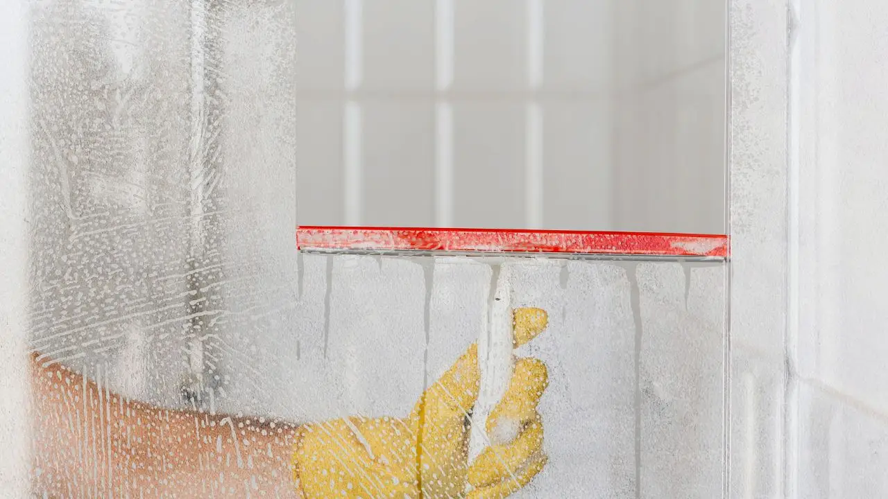 Come eliminare le macchie d’acqua dalla doccia Come eliminare le macchie d’acqua dalla doccia