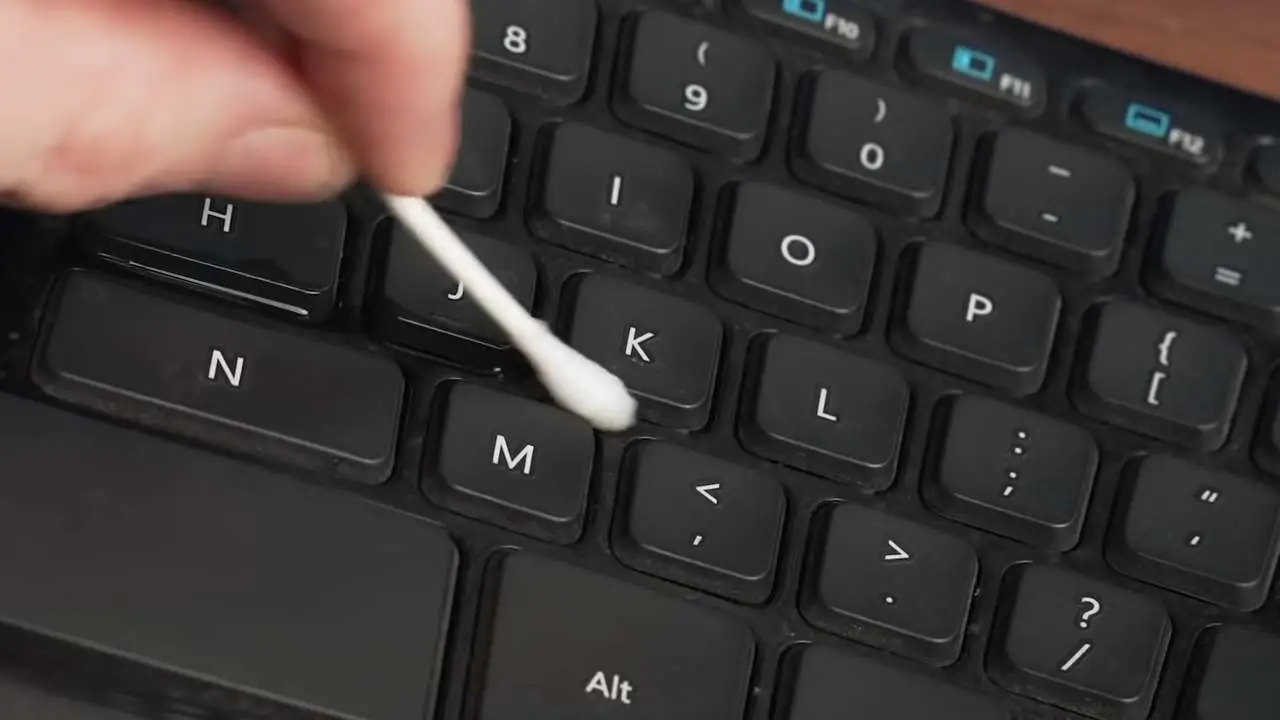Il metodo segreto per una pulizia impeccabile dei tuoi dispositivi elettronici Immagine selezionata