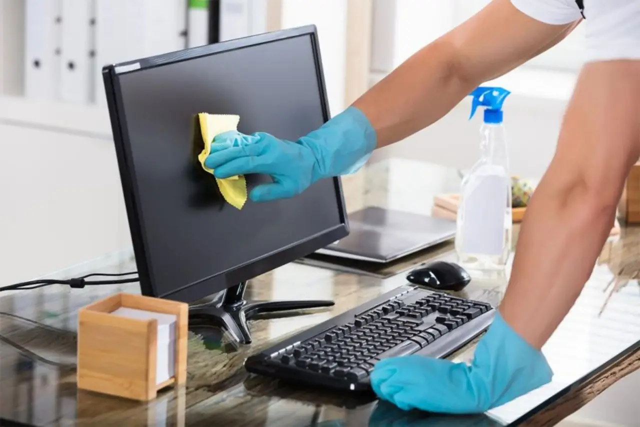 Il metodo segreto per una pulizia impeccabile dei tuoi dispositivi elettronici Immagine selezionata