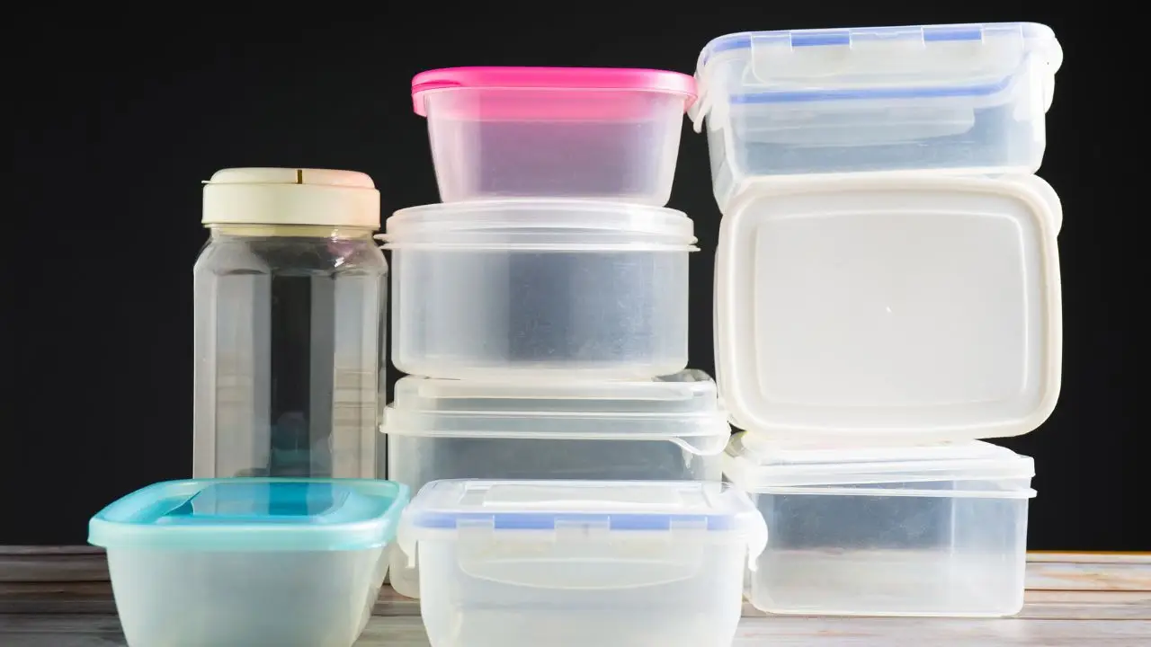 Plastica ingiallita? Occhio al trucco infallibile degli esperti per farla tornare come nuova Plastica ingiallita? Occhio al trucco infallibile degli esperti per farla tornare come nuova