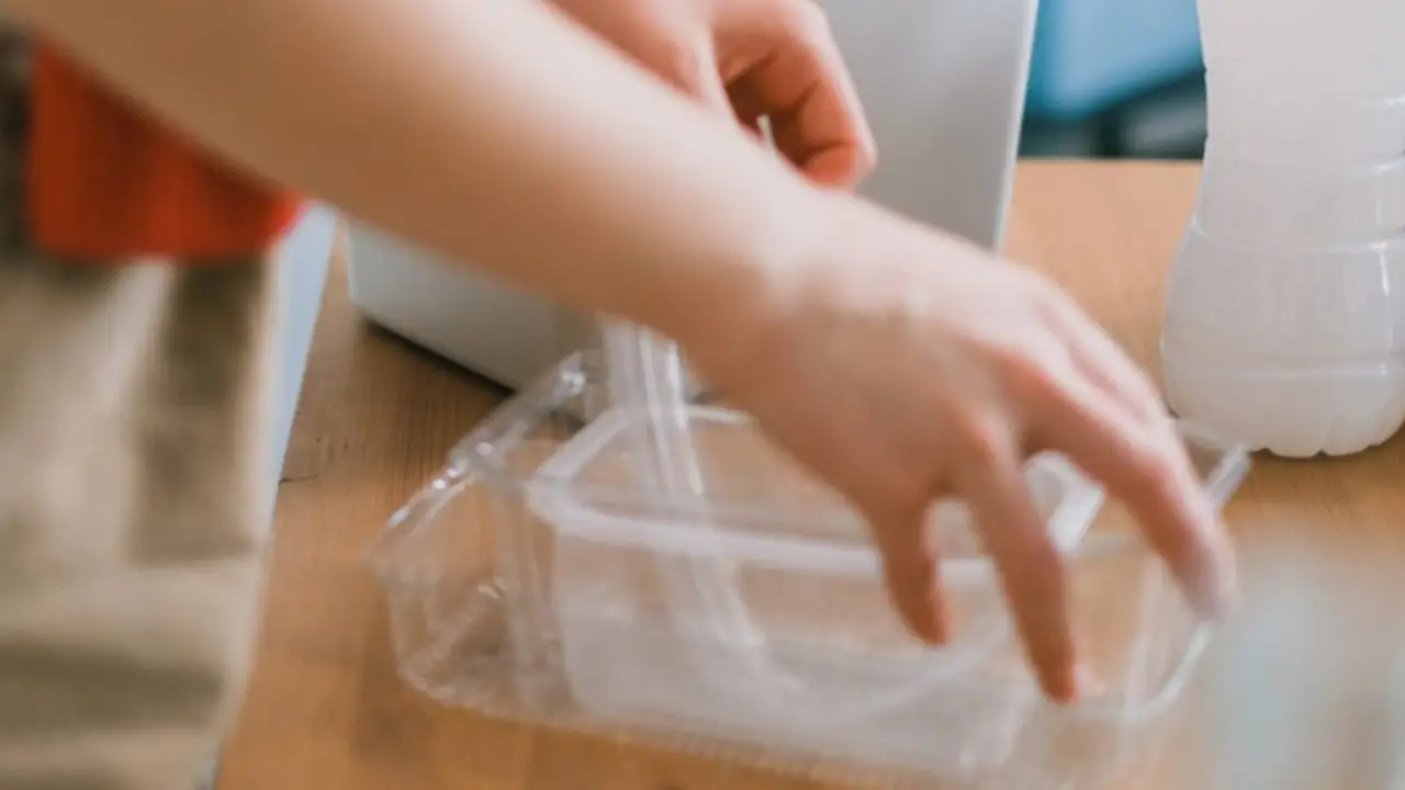 Plastica ingiallita? Occhio al trucco infallibile degli esperti per farla tornare come nuova Immagine selezionata