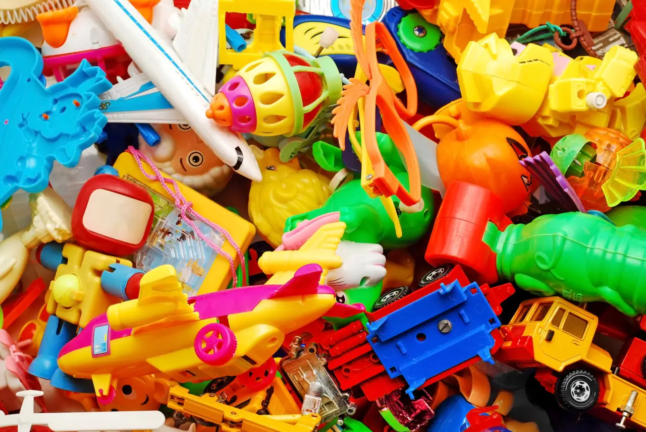 Plastica ingiallita? Occhio al trucco infallibile degli esperti per farla tornare come nuova Immagine selezionata