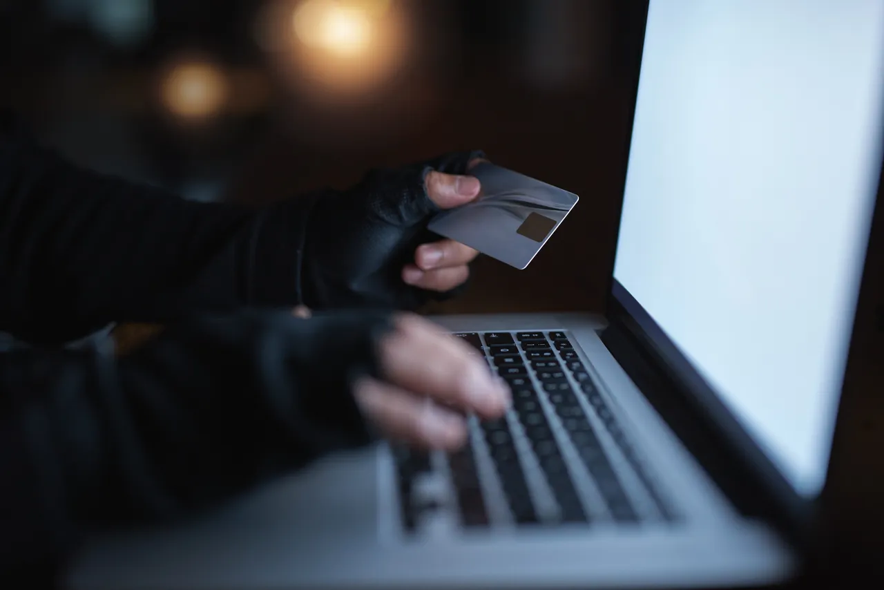 Il mercato nascosto degli account falsi online: così si aggirano i controlli Immagine selezionata