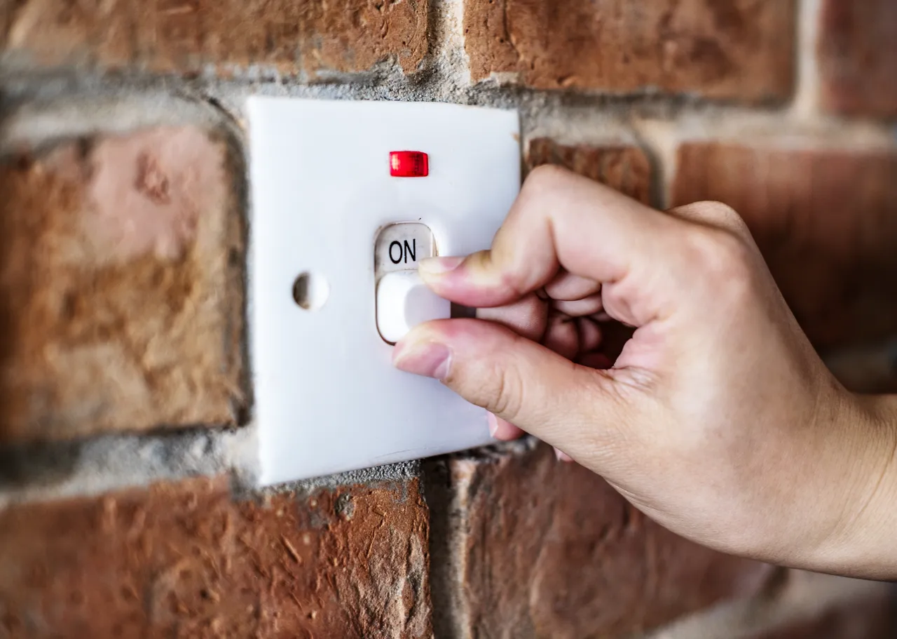 Perché le prese si allentano nel tempo e quali rischi comporta Immagine selezionata