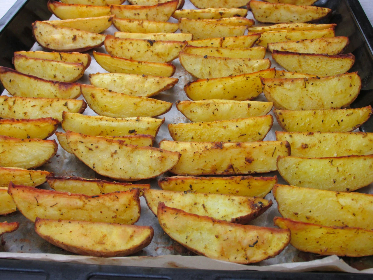 Patate croccanti al forno o fritte il metodo semplice per renderle più saporite e leggere Immagine selezionata