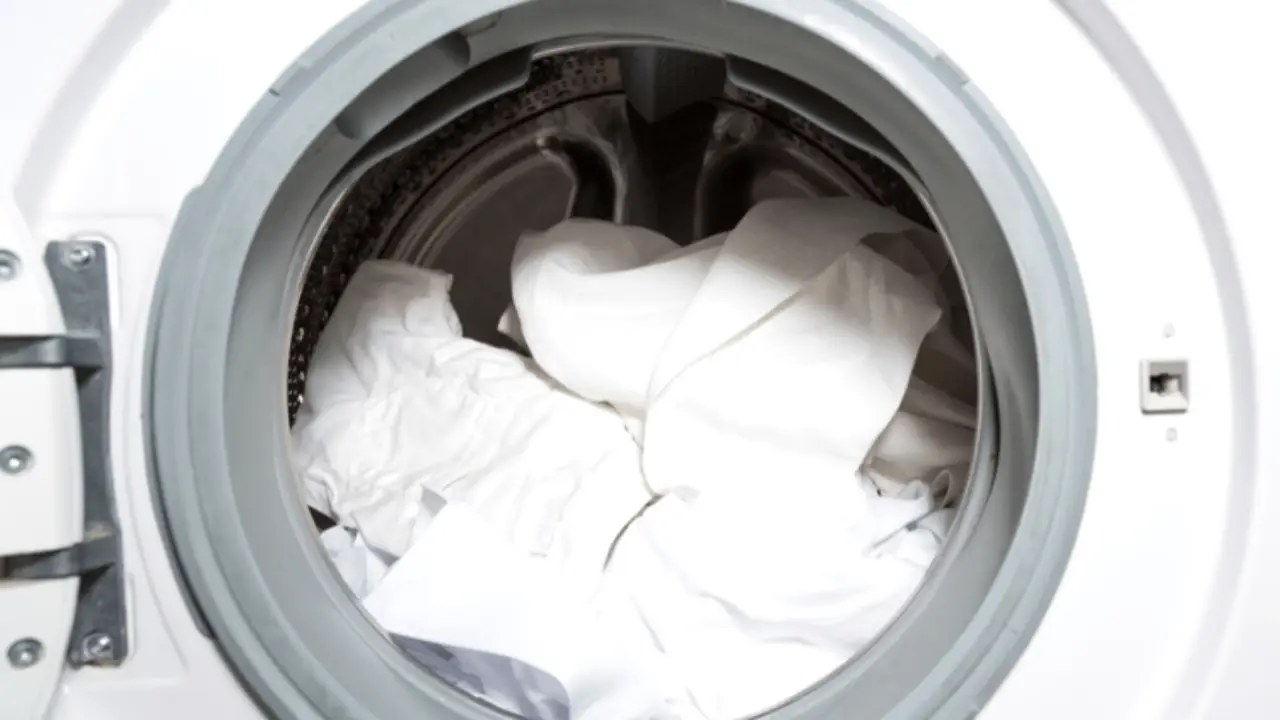 I trucchi per sbiancare le tende senza candeggina cosa aggiungere in lavatrice per farle tornare splendenti Immagine selezionata