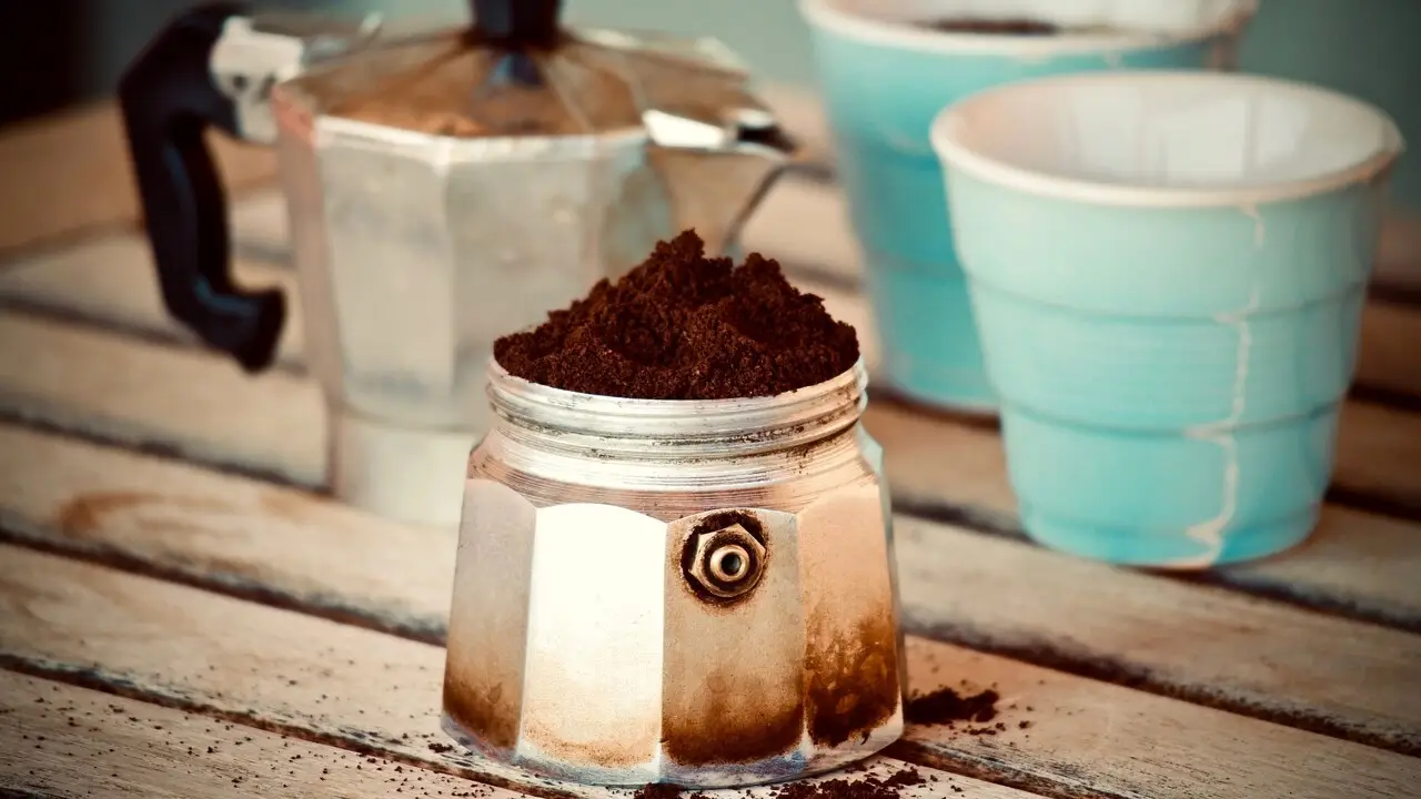 I metodi più efficaci per rimuovere le macchie di caffè dal tavolo I metodi più efficaci per rimuovere le macchie di caffè dal tavolo