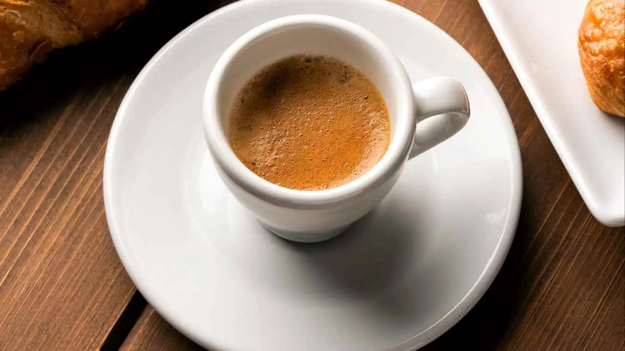 I metodi più efficaci per rimuovere le macchie di caffè dal tavolo I metodi più efficaci per rimuovere le macchie di caffè dal tavolo